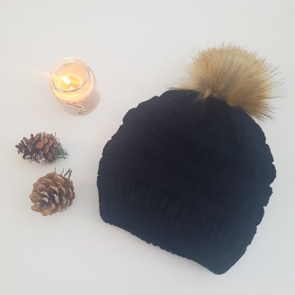 New Women's Black Ribbed Slouchy Beanie Toque with Detachable Faux Fur Pom Pom - Picture 3 of 7